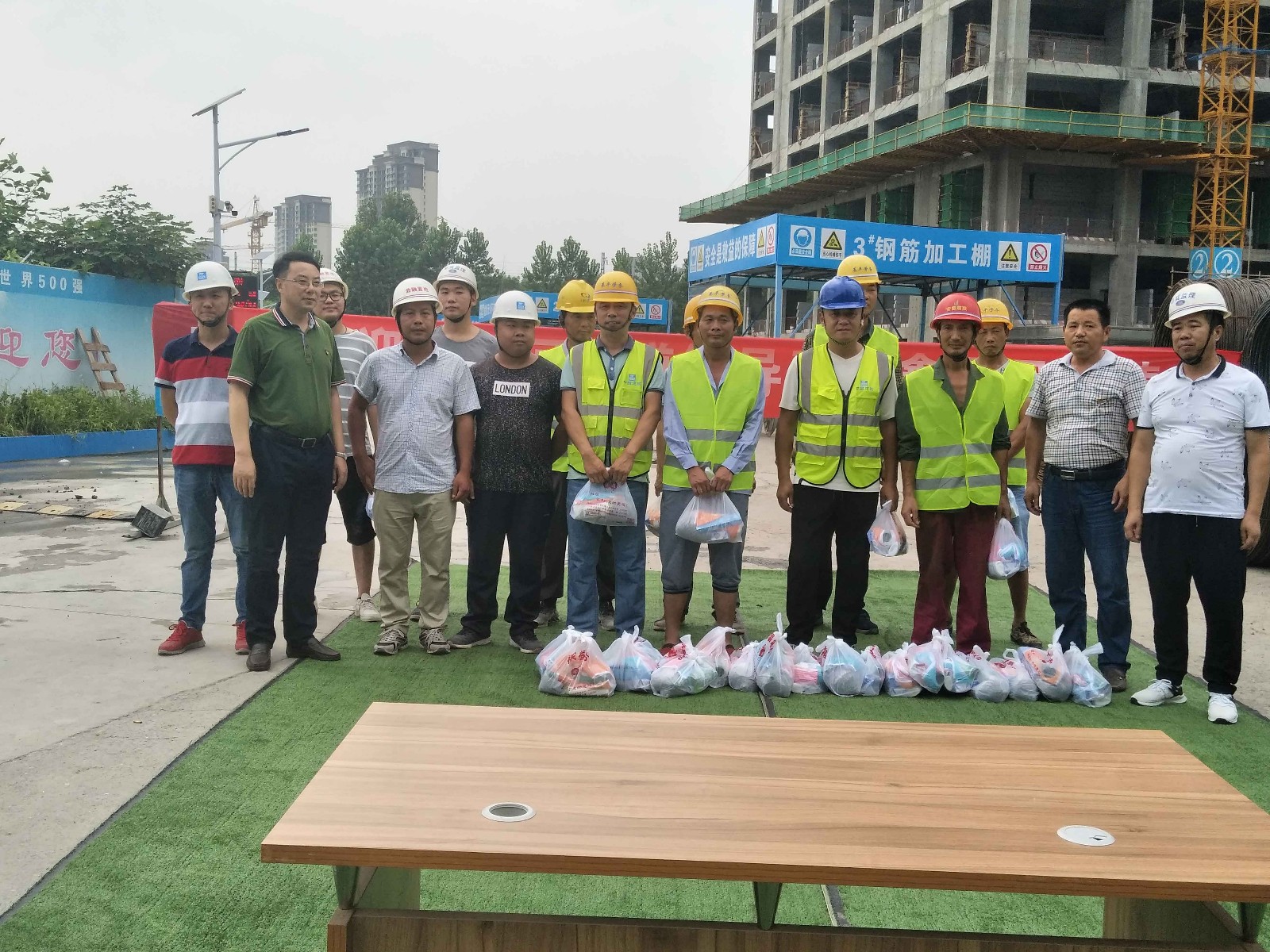 “2018夏日送清涼”廬陽(yáng)區(qū)四里河街道黨工委書(shū)記阮仁勝等領(lǐng)導(dǎo)一行慰問(wèn)鼎鑫金融中心項(xiàng)目一線(xiàn)全體員工